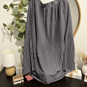 Old navy pleated beautiful maxi sz small fits like a large